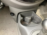 ドリンクホルダーが備わっており、運転中の水分補給も手軽に行えます。収納スペースも確保されており、小物を整理整頓できます。快適なドライブをサポートします。