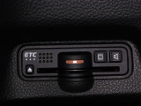 装備されているビルトインタイプのホンダ純正ETC車載器です。セットアップしてからご納車致します。ETCカードを差し込めば高速道路の出入り口ゲートを楽々通過出来ます。