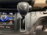 CVT車のセレクトレバーです。低速から高速まで、変速ショックのないスムーズな走りを実現するとともに、エンジン効率のよい領域を維持することで燃費にも貢献します。