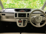 運転席からの操作がしやすい位置に配置。普段使いはもちろん、長距離ドライブでも快適にお過ごしいただけます。ラジオやCDで、お気に入りの音楽をどうぞ。
