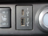 【USBソケット】走行中にスマホやタブレット端末を充電することができます!