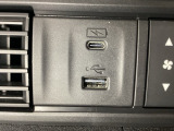 エアコン操作パネルの左側に、スマートフォンなどの充電可能なUSB端子と、音源などの外部入力の可能なUSB端子がついています。移動中に充電もできるので便利です。
