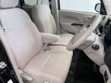 運転席も広くゆとりのある室内です