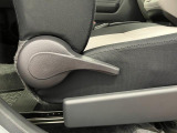 【運転席シートリフター】 体格に合わせたドライビングポジションに調整できます。