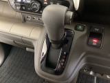 CVT車のセレクトレバーです。低速から高速まで、変速ショックのないスムーズな走りを実現するとともに、エンジン効率のよい領域を維持することで燃費にも貢献します。