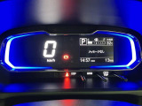視認性がよい自発光式メーターで逆光やトンネル走行時も見やすいんです♪燃費計や外気温、航続可能距離がわかるマルチインフォメーションディスプレイ付きです☆