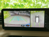 後方確認をサポートするカメラ映像が、安全な運転をサポート。狭い道や駐車時も、周囲の状況を把握しやすく安心です。視認性の高い画面が特徴です。
