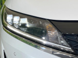 【LEDヘッドライト】悪天候や夜間走行時も良好な視界を確保し安心して運転できる高輝度LEDヘッドライトを装備!点灯速度が早く、消費電力も抑えられています。