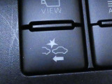 【PCS(プリクラッシュセーフティーシステム】・・・進路上の車両を前方センサーで検出し、衝突の可能性が高いと判断したときに、警報やブレーキ力制御により運転者の衝突回避操作を補助します。