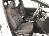運転席は、スリムなフロントピラーやSUVならではのアイポイントの高さを活かした前方視界の良さが魅力!薄さとホールド性を両立したスポーティシートは、運転姿勢が安定し、長時間の運転でも疲れにくい!