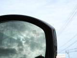 【ブラインドスポットアシスト】 車線変更アシスト機能。ドライバーの死角となる後方側面に車両を検知した際、ドアミラーに内蔵された警告灯が点滅しドライバーに注意を促します。