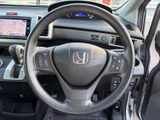 握りやすい形状のステアリングは、運転の楽しさを高めます。操作性にも優れ、快適なドライビングをサポートします。