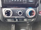 【マニュアルエアコン】暑い季節に車内を冷やすだけでなく、除湿機能によりガラスのくもり防止にもなります!