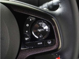 ◆アダプティブクルーズコントロール◆予め設定した車速内でクルマが自動的に加減速。前走車との適切な車間距離を維持しながら追従走行します。【LKAS】車線維持支援システムでステアリング操作を支援。