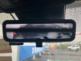 デジタルインナーミラーです。夜、後方の車からの眩しさから解放されるのでうれしいですね。