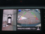 アラウンドビューモニター(車両を上から見たように表示)装着で車庫入れをサポート