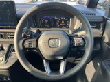握りやすいステアリングは、運転操作をスムーズにします。オーディオやハンズフリー通話など、便利な機能も搭載されています。快適な運転体験を。