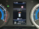 前後バンパーに取り付けられた合計8個のセンサーで障害物を検知し、ブザーでドライバーに知らせます。画面で障害物の場所を示し、衝突や接触を回避できるよう、安全な運転を支援します。
