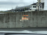 HUD: ヘッドアップディスプレイはドライバーが前方に集中できるよう、ナビや車速情報をフロントガラスに投影するシステムです。