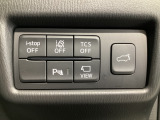 運転席脇のクラスタースイッチ部分にはカメラ切り替えスイッチ、パーキングセンサー、その他走行系スイッチを集中配置しております。
