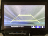 バックでの車庫入れも安心です!リアカメラが付いているバックモニター付のナビを装備しております。操作線もついており距離感も画面から確認できます。