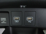 【POWEROUTLET】12V電源ソケットを設置しております。周辺機器の充電にご利用頂けます。便利なUSBジャックも付いています。