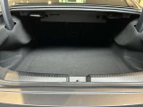 ゆったりとしたトランクルームでございます。たくさんのお荷物の車載が可能でございます。