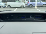 視認性に優れたメーター類で、運転に必要な情報を的確に把握できます。落ち着いたデザインが、運転に集中できる空間を演出します。