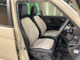 乗降がしやすい運転席。高さが調節できて小柄な方でも運転しやすいポジションをとることができます。