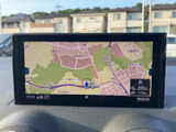 鮮明な地図表示で、目的地までの道案内をサポート。渋滞情報もリアルタイムで確認でき、スムーズな移動を支援します。遠出にも安心ですね。