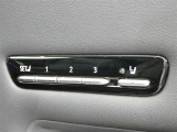 運転席のシートポジションを記憶・再現できるメモリー機能を搭載しています。