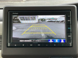 後退時に車両の後ろ側をモニター画面に表示します。車庫入れが苦手な人もこれで安心♪