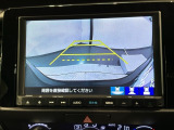リバースギアに入れるだけで後方の表示へ切り替わります。夜間や雨の日の駐車も楽になりますよ。