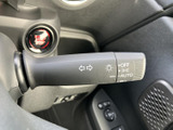 操作しやすいウインカーレバーで、安全な車線変更をサポート。直感的に操作でき、運転に集中できます。周囲への合図を確実に行えます。
