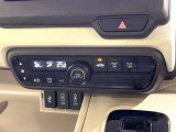【オートエアコン】一度お好みの温度に設定すれば、車内の温度を検知し風量や温度を自動で調整。暑い&hellip;寒い&hellip;と何度もスイッチ操作をする必要はありません。快適な車内空間には必須の機能ですね♪