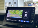 後方の状況を安全確認できるバックモニター。狭い場所での駐車や後退時も、より安心です。ガイドライン表示も便利です。
