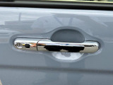 鍵を手元に持っておくことでドアハンドルのスイッチから鍵の開閉ができますよ☆