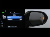 隣車線を走る車両をレーダーで検知し、ドアミラーでは確認しにくい後側方エリアに存在する車両に加え、急接近してくる車両も検知します。車両を検知するとドアミラーに搭載されたLEDインジケーターが点灯します。