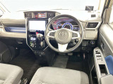 運転席まわりです。 各操作スイッチは使いやすい位置に配置されてます。