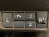 ハンドルの右側にはヘッドライトレベライザーとHondaセンシング用のメインスイッチがついています。ヘッドライトレベライザーは道路状況や積荷の加重に応じてライトの高さを調節できます。