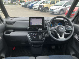 すっきりした運転席周りにはナビやエアコンの操作パネルを設置しておりますので、お一人での運転でもご安心できます。