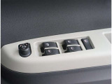車の基本装備のひとつのパワーウインドウです。オート機能もあって、押し方の強弱で調整も出来ます。