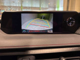 【バックガイドモニター】車両後方の映像がナビに表示して、補助線も出ます。車庫入れもラクラク♪