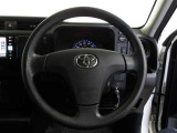 快適な操作性の運転席、ハンドルも綺麗に清掃済みです。もちろん安全を守るエアバッグも装備しているので安心してお乗りいただけます。