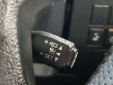 【レーダークルーズコントロール】ミリ波レーダーが車間距離を測って設定車速内で車速に比例した車間距離を保ちながら追従走行する装置で近づきすぎたときは自動でブレーキし、離れすぎたときには自動増速もする。