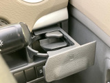 ドリンクホルダーと合わせて、小物を収納できるスペースが確保されています。運転中の整理整頓に役立ち、快適なドライブをサポートします。