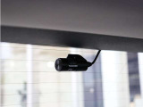 純正ならではの、すっきりとした収まり。車内の雰囲気を損なうことなく装着された、前後対応の純正ドライブレコーダーです。