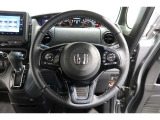 前方は視認性が良く、運転中も情報がひと目で確認できて安心。見やすさにこだわったデザインで、毎日のドライブがもっと快適に