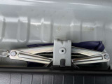 ラゲッジルーム下には車載工具を収納。