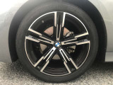 【BMWアロイホイル】軽量かつ強度に拘ったアロイホイル。走行性能ポテンシャルを引き出す設計。車の足元を引き締めてくれる大きなポイントはアロイホイルです。